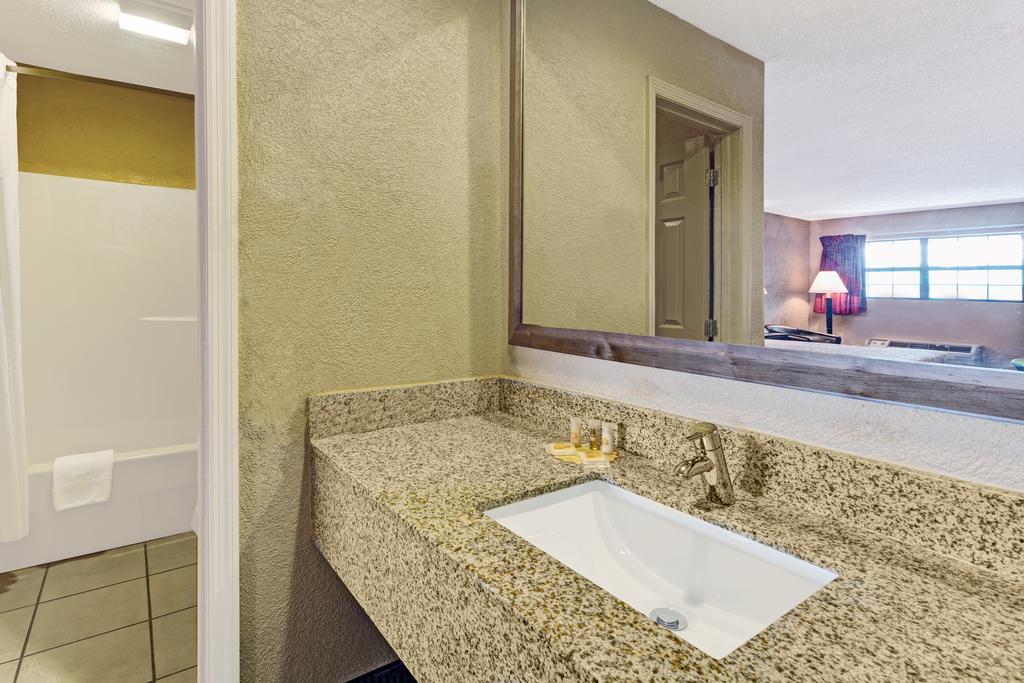 Days Inn By Wyndham Cherokee Near Casino Room photo