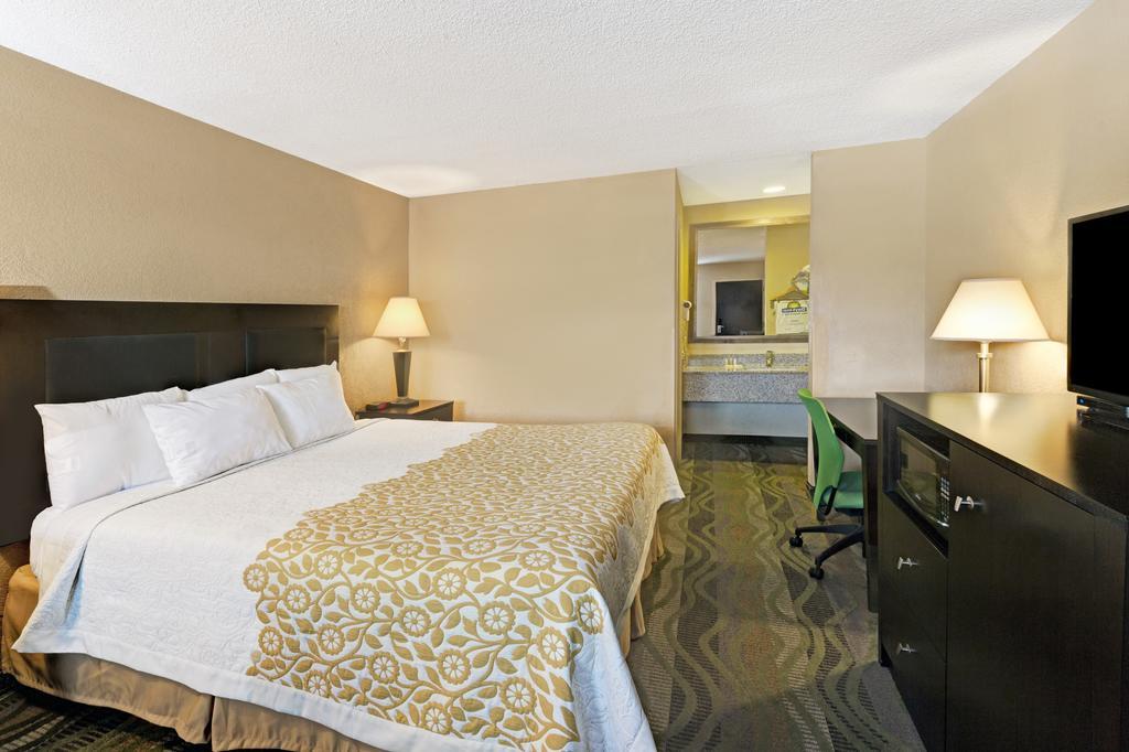 Days Inn By Wyndham Cherokee Near Casino Room photo